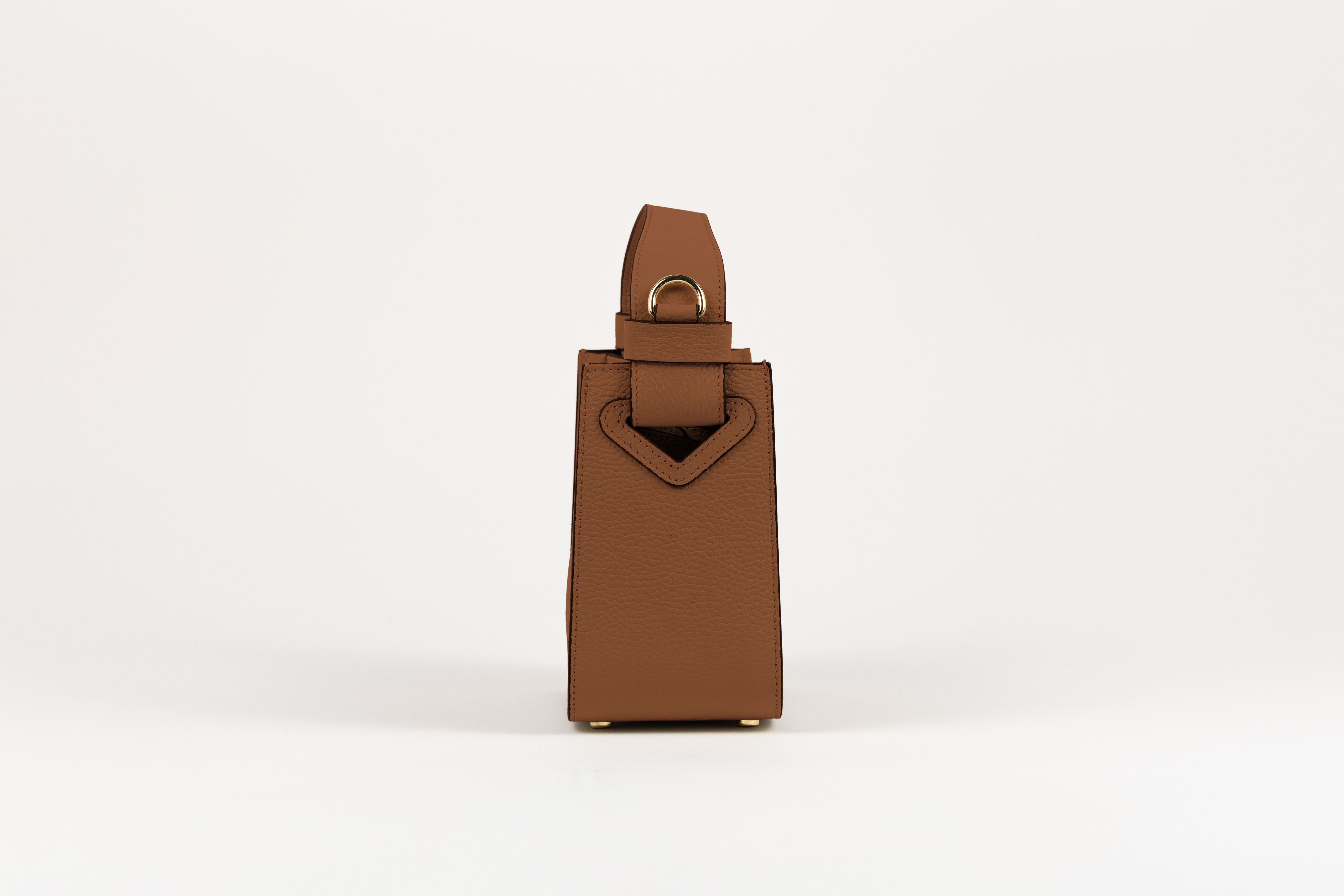 Affinée Élan Caramel handbag, side profile showing the handle attachment