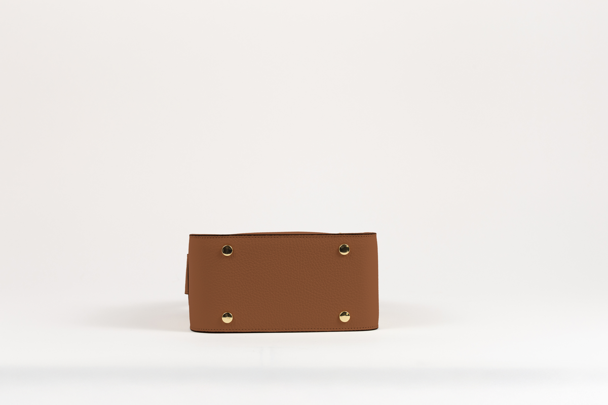 Affinée Élan Caramel handbag, base view showing the protective gold-tone feet