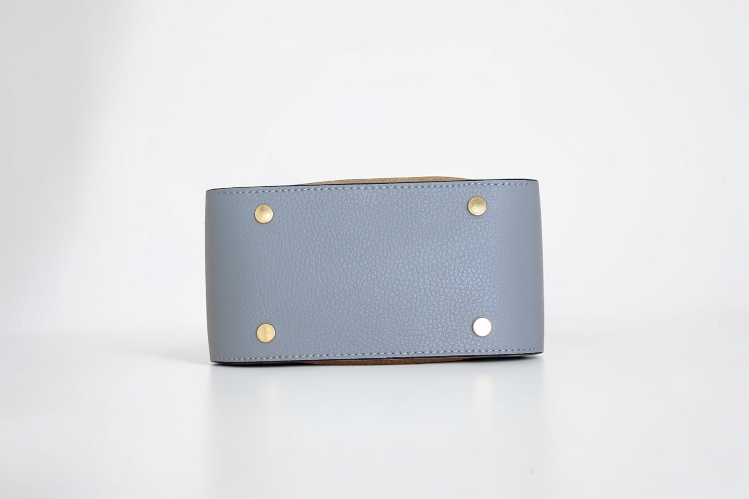 Affinée Élan Sea handbag, base view showing the protective gold-tone feet