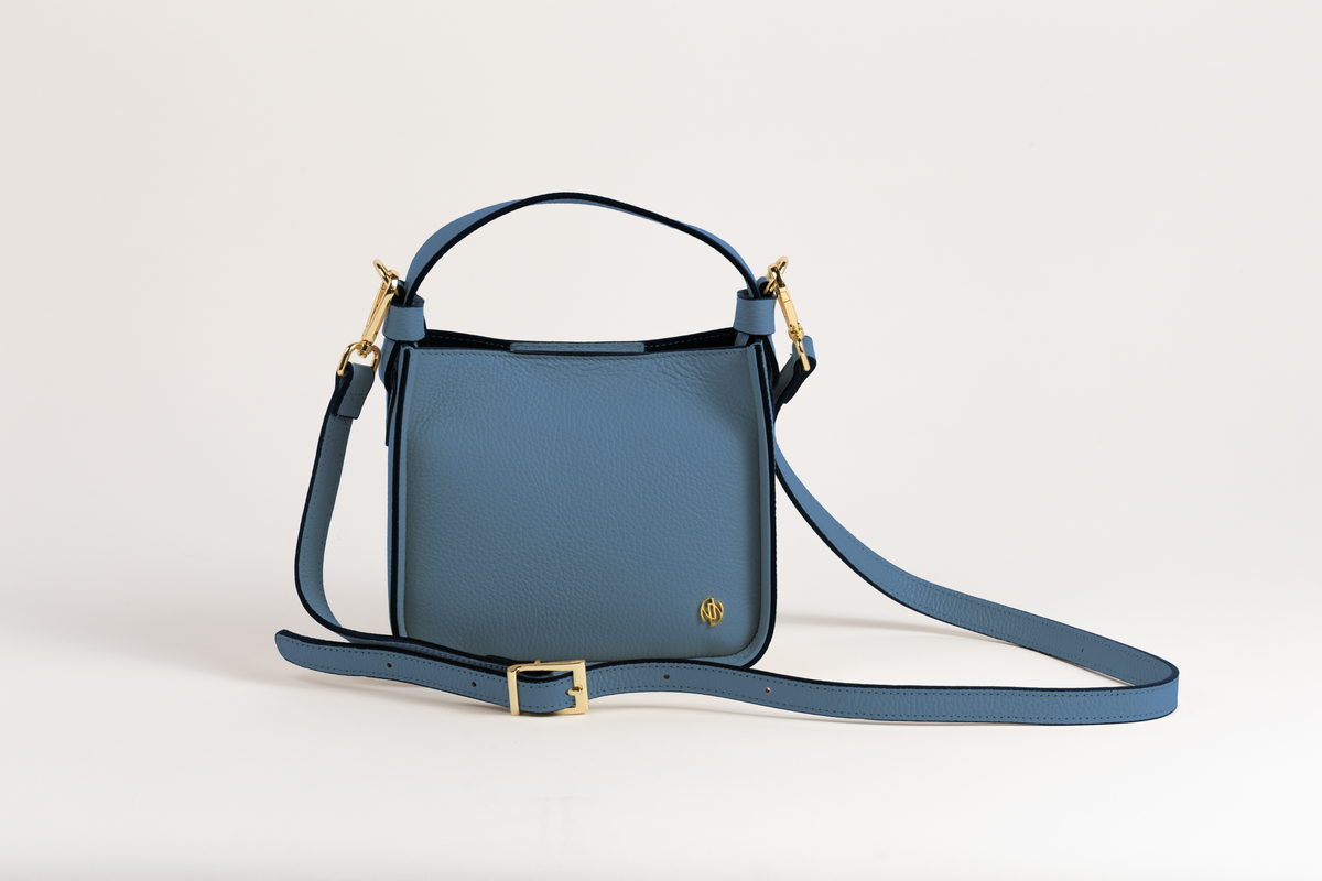Affinée Élan Ocean handbag, front view with the adjustable shoulder strap extended