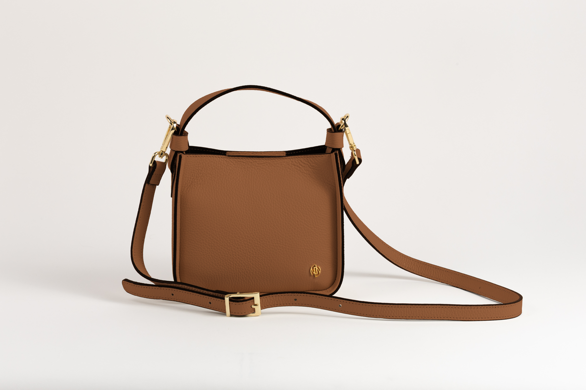 Affinée Élan Caramel handbag, front view with the adjustable shoulder strap extended
