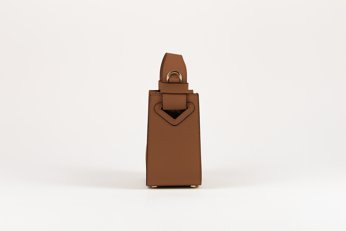 Affinée Élan Caramel handbag, side profile showing the handle attachment